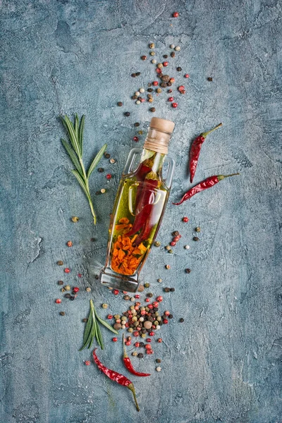 Aromatisches Oder Aromatisiertes Olivenöl Glasflasche Mit Gewürzen Und Kräutern Wie — Stockfoto