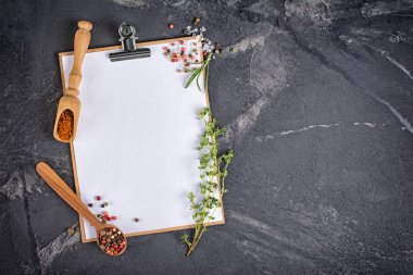 Kopya alanı mavi beton zemin üzerine beyaz sayfa boş alanı ve otlar ile kağıt ile mockup kompozisyon üstten görünüm