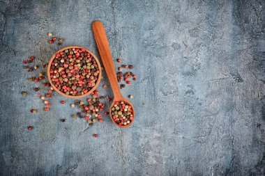 Ahşap kase ve kaşık kuru inşaat karışımlar biber üstten görünüm kopya alanı mavi beton zemin üzerine