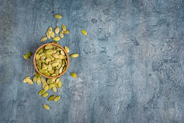 Вид Сверху Сырые Зеленые Семена Кинзы Деревянной Чаше Синем Бетонном — стоковое фото