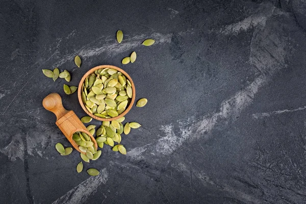 Vista Dall Alto Dei Semi Zucca Verde Grezzi Una Ciotola — Foto Stock