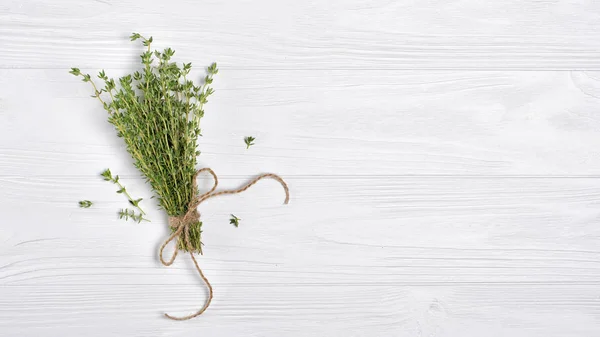 Bovenaanzicht Verse Tijm Groene Kruid Met Bindgaren Touw Witte Houten — Stockfoto