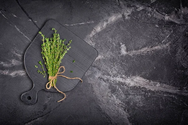 Top View Fresh Thyme Green Herb Twine Rope Black Cut — Stock Photo, Image