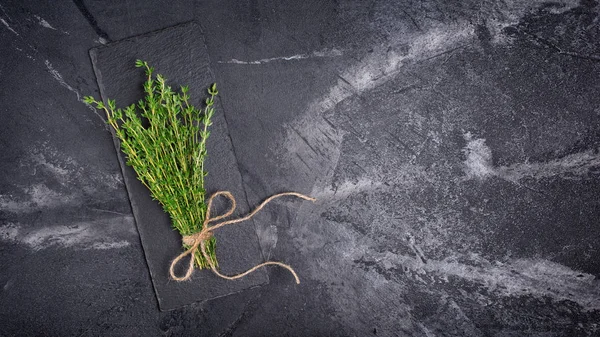 Bovenaanzicht Verse Tijm Groene Kruid Met Bindgaren Touw Zwarte Leisteen — Stockfoto