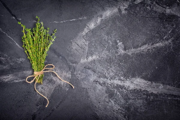 Bovenaanzicht Verse Tijm Groene Kruid Met Bindgaren Touw Zwart Marmeren — Stockfoto