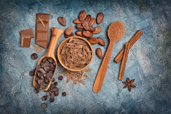 Bovenaanzicht Van Chocolade Chips Staven Druppels Stukjes Met Stukjes Cacaobonen — Stockfoto