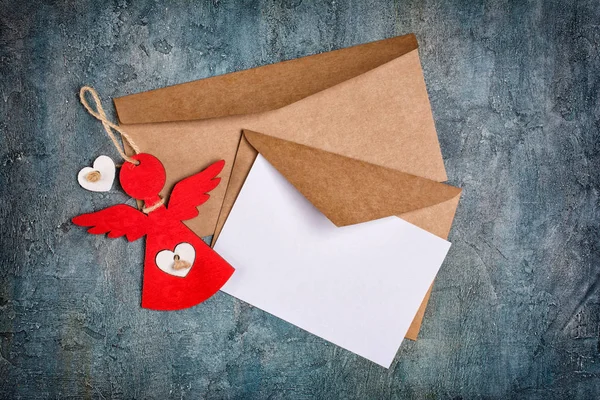 구체적인 배경에 봉투와 장난감 인사말 크리스마스 카드의 — 스톡 사진