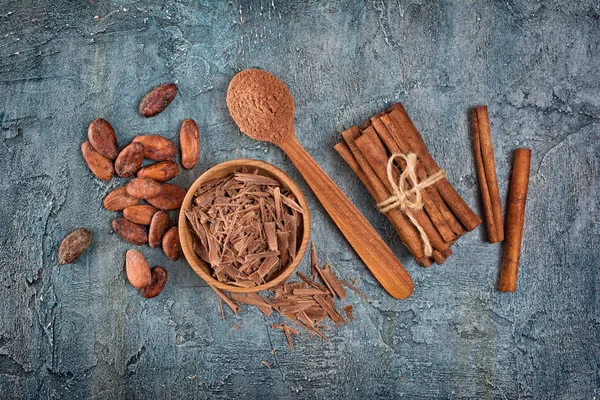 Bovenaanzicht Van Chocolade Chips Cacaopoeder Met Kaneelstokjes Cacaobonen Voor Snoepgoed — Stockfoto