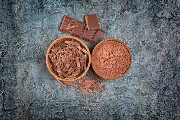 Vista Superior Lascas Chocolate Cacau Tigelas Madeira Com Pedaços Barra — Fotografia de Stock