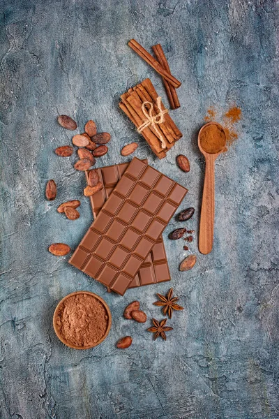 Bovenaanzicht Van Melkchocolade Met Stukjes Cacaobonen Poeder Kruiden Als Kaneel — Stockfoto