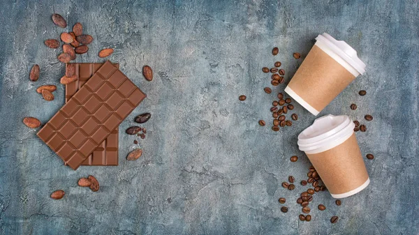 Vue Dessus Des Gobelets Jetables Emporter Des Délicieuses Barres Chocolat — Photo