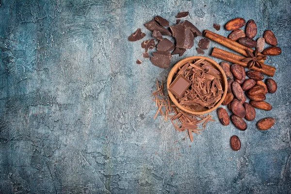 Vista Superior Pedaços Chocolate Escuro Batatas Fritas Com Grãos Cacau — Fotografia de Stock