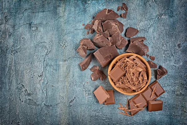 Felülnézet Másol Hely Kék Beton Alapon Sötét Csokoládé Darabokat Fából — Stock Fotó