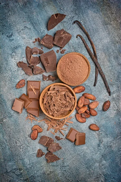 Felülnézet Sötét Csokoládé Darabokat Vanília Kakaóbab Por Tapad Kék Beton — Stock Fotó