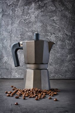 Gayzer kahve makinesi için sabah espresso koyu gri beton zemin üzerine kavrulmuş fasulye ile