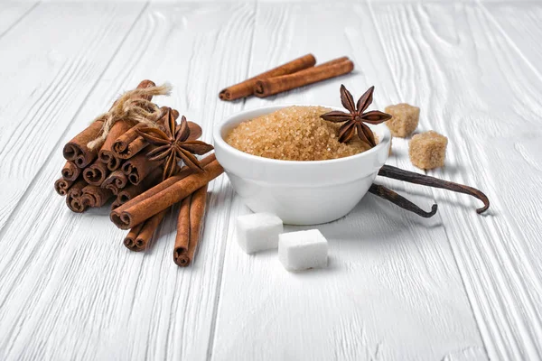 Kahverengi Tarçın Toz Baston Küp Şeker Ile Farklı Baharatlar Beyaz — Stok fotoğraf