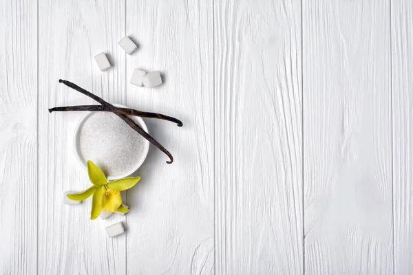 Vista Superior Branco Granulado Cubos Açúcar Com Varas Baunilha Flor — Fotografia de Stock