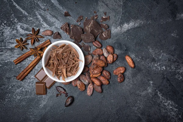 Vista Superior Chips Chocolate Tigela Branca Grãos Cacau Integrais Com — Fotografia de Stock