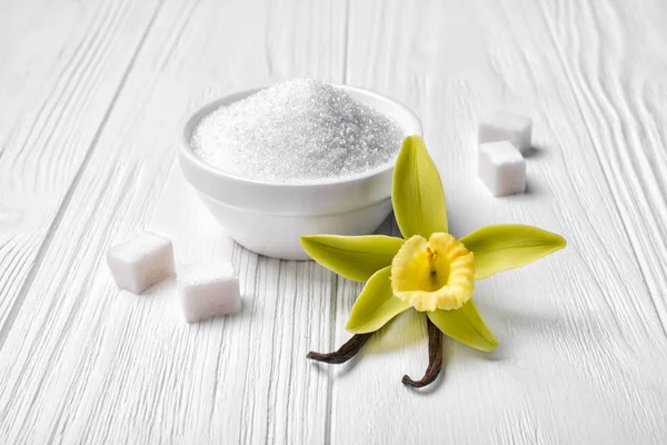 Branco Granulado Cubos Açúcar Com Baunilha Flor Amarela Paus Fundo — Fotografia de Stock