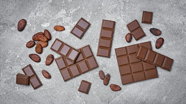 Vista Superior Sabrosas Barras Chocolate Rotas Con Granos Cacao Como —  Fotos de Stock