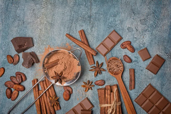 Bagian Atas Tampilan Bubuk Kakao Saringan Dengan Coklat Biji Kakao — Stok Foto