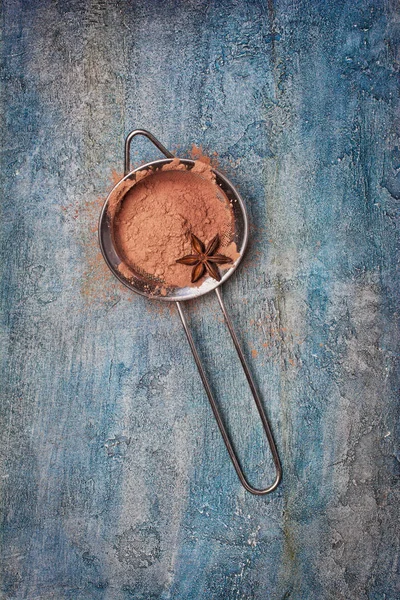Ansicht Von Kakaopulver Silbersieb Mit Anisstern Als Zutat Für Süßwaren — Stockfoto