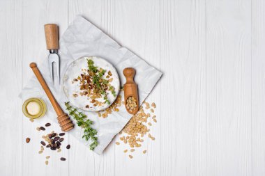 Görünümü ile mutfak otlar, gurme meze beyaz brie peyniri veya camembert'deli top ve çubuk üzerinde ahşap arka plan kopya alanı ile bal