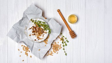 Görünümü ile mutfak otlar, gurme meze beyaz brie peyniri veya camembert'deli top ve çubuk üzerinde ahşap arka plan kopya alanı ile bal