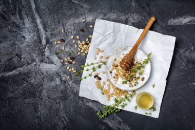 En iyi görünümü ile mutfak otlar, gurme meze beyaz brie peyniri veya camembert üzerinde fındık ve sopa kopya alanı siyah mermer zemin üzerine bal