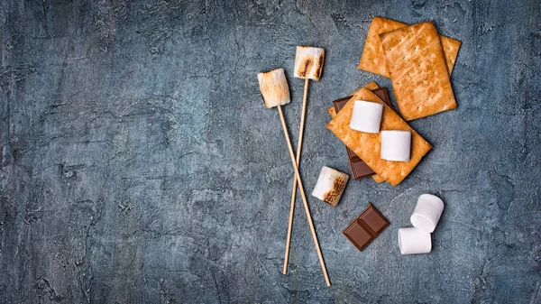 Top View Sticks Roasted Campfire Marshmallow Crackers Chocolate Ingredients Mores — Stock Photo, Image