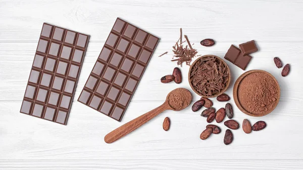 Vista Superior Saborosas Barras Chocolate Com Grãos Cacau Tigela Chips — Fotografia de Stock