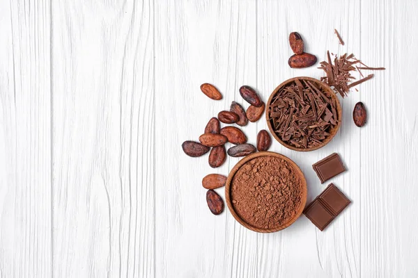 Vista Superior Saborosas Barras Chocolate Com Grãos Cacau Tigela Chips — Fotografia de Stock