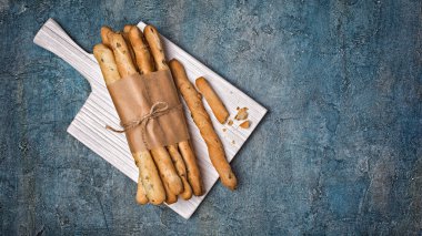 Geleneksel İtalyan meze grisini üstten görünüm Beyaz ahşap tahta ve mavi beton arka plan kopya alanı ile