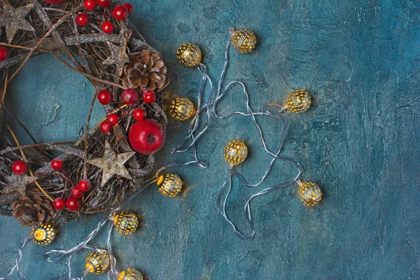 Bovenaanzicht Traditionele Kerst Krans Van Takjes Sterren Dennenappels Met Rode — Stockfoto