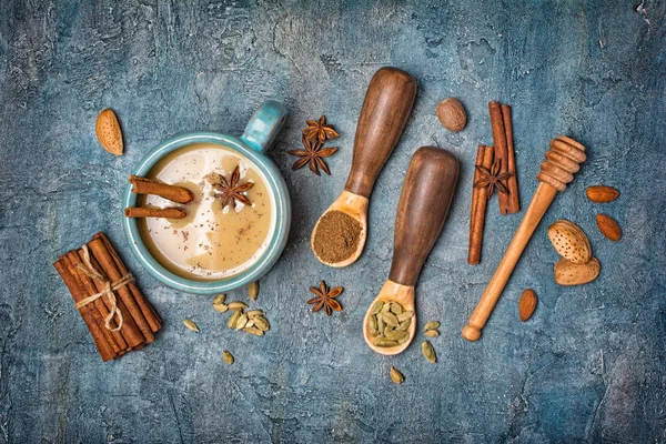 Ovanifrån Traditionell Indisk Dryck Masala Chai Med Mjölk Och Kryddor — Stockfoto