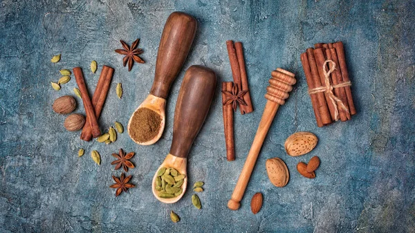 Top View Wooden Spoons Winter Spices Cinnamon Cardamom Anise Nutmeg — Stock Photo, Image