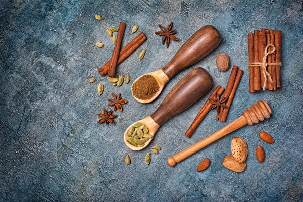 Draufsicht Auf Holzlöffel Mit Gewürzen Wie Zimt Kardamom Anis Und — Stockfoto