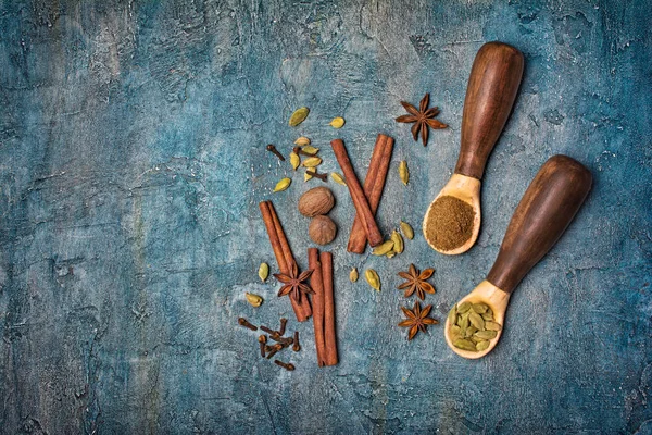 Top View Wooden Spoons Spices Cinnamon Cardamom Anise Clove Nutmeg — Stock Photo, Image