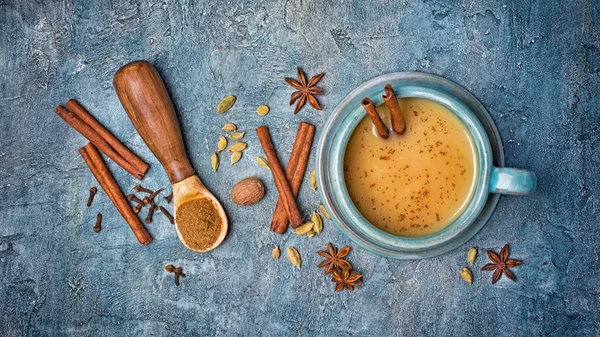 Ovanifrån Traditionell Indisk Dryck Masala Chai Med Mjölk Och Kryddor — Stockfoto