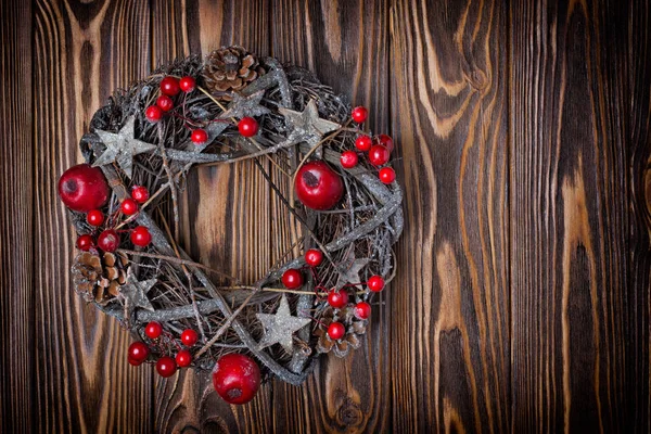 사과와 공간에 장식과 소나무 콘에서 전통적인 크리스마스 최고의 — 스톡 사진