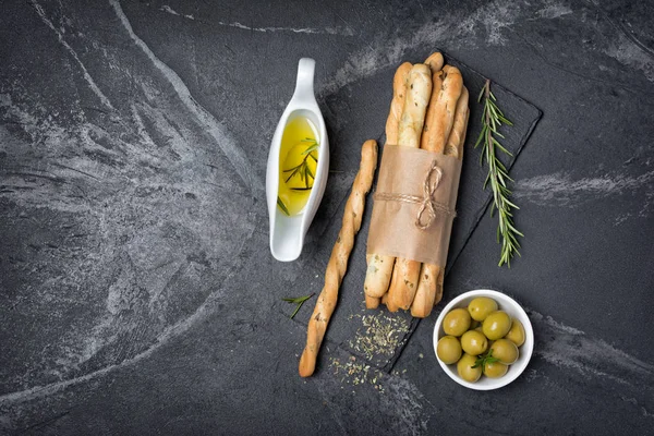 슬레이트 보드와 대리석 공간에 전통적인 이탈리아 Grissini 로즈마리 향신료와 올리브 — 스톡 사진