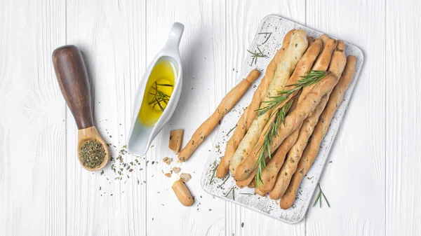 Bovenaanzicht Van Traditionele Italiaanse Voorgerecht Grissini Met Rozemarijn Spice Lepel — Stockfoto