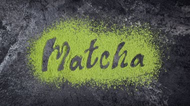 Organik yeşil matcha çay toz siyah mermer zemin üzerine gelen yazı üzerine üstten görünüm
