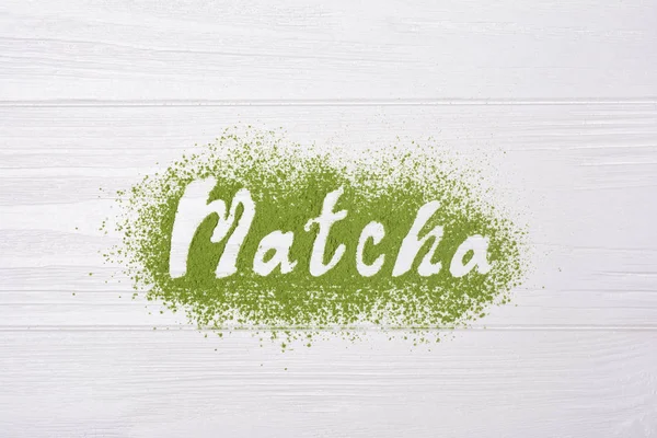 Bovenaanzicht Belettering Van Biologische Groene Matcha Thee Poeder Witte Houten — Stockfoto