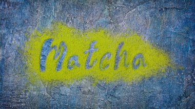 Organik yeşil matcha çay toz mavi beton zemin üzerine gelen yazı üzerine üstten görünüm