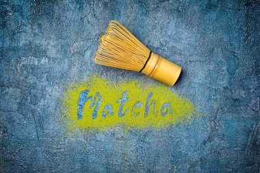 Bambu chasen mavi beton zemin üzerine ile organik yeşil matcha çay tozu gelen yazı üzerine üstten görünüm