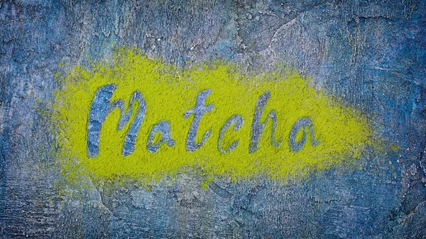 Organik yeşil matcha çay toz mavi beton zemin üzerine gelen yazı üzerine üstten görünüm