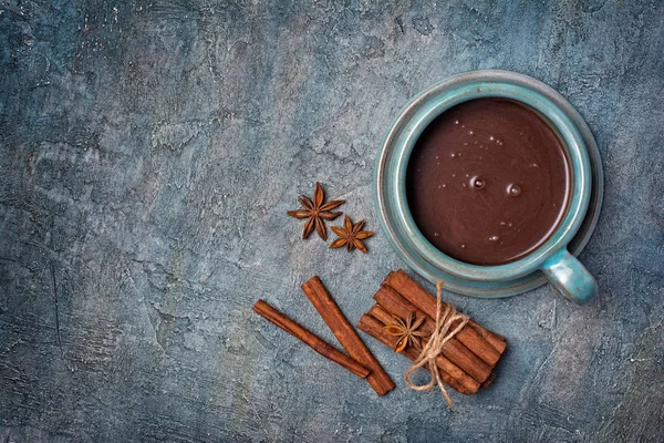 Ovanifrån Hemgjord Kryddig Varm Choklad Keramiska Cup Med Kanel Stick — Stockfoto