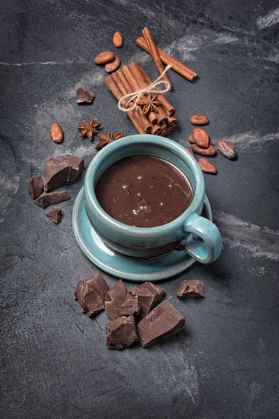 Bovenaanzicht Zelfgemaakte Kruidige Warme Chocolademelk Keramische Cup Met Kaneelstokje Anijs — Stockfoto