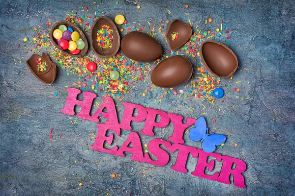Vista Superior Sobre Texto Rosa Feliz Pascua Huevos Tradicionales Chocolate —  Fotos de Stock